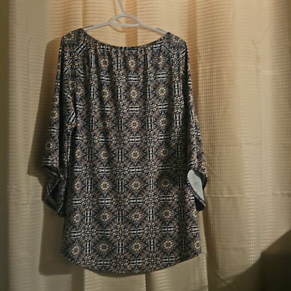 TACERA WOMAN GEOMETRIC TOP L  ELL SLEEVE - Picture 7 of 7